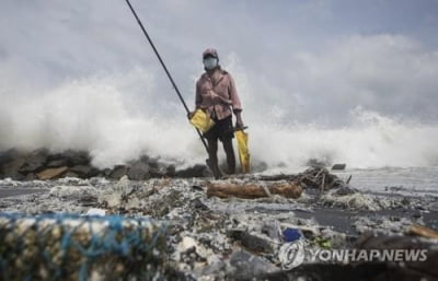 "스리랑카 당국, 컨테이너선 화재 막았어야"…환경단체 소송