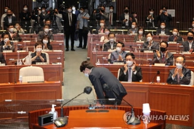 0선 당대표 '폴더인사'에 환호…김기현 "이준석 백신 등장"