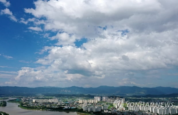 전국 흐리고 더위 주춤…남부지방은 오후 비 소식