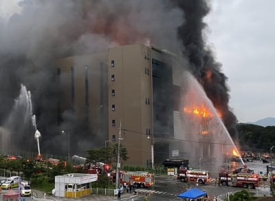 이천 쿠팡물류센터 화재 전체층으로 확산…건물붕괴 우려도