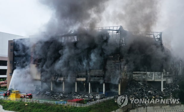 쿠팡, 물류센터 화재에 사과…"소방관 조속한 구조 기원"