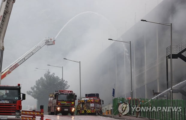 쿠팡 화재 큰 불길 잡아…"내부 진입은 아직 불가능"