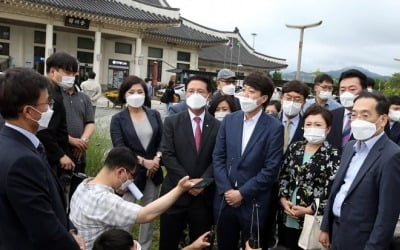 "입당하세요" 호남서 QR명함 돌린 이준석…이대남 구름떼