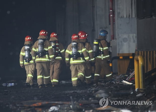 쿠팡물류센터에 구조대 진입…47시간만에 실종 소방관 수색 재개