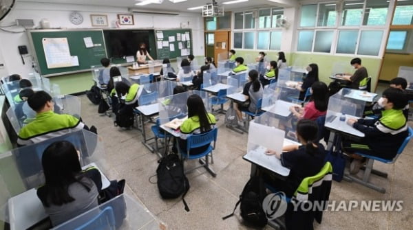 퐁당퐁당 등교 끝나나…유은혜, 오늘 2학기 전면등교 방안 발표