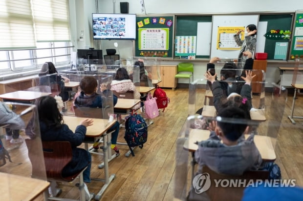 2학기엔 거리두기 2단계까지 전면등교…사실상 매일 학교 갈 듯