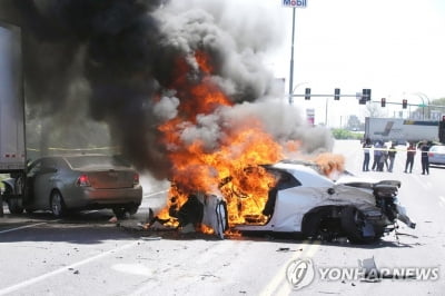 꺼도꺼도 살아나는 불꽃…전기차 화재에 소방관 골치