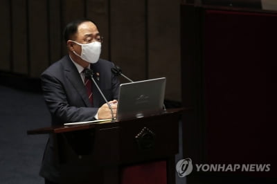 홍남기 "가계부채, 과거 정부보다 가장 잘 대응"