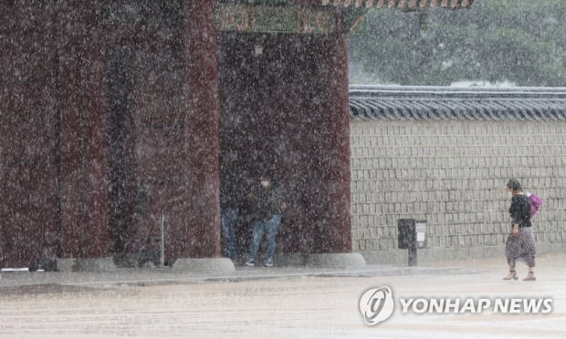 전국 구름 많고 산발적 소나기…수도권 미세먼지 나쁨