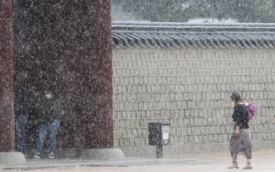 전국 구름 많고 산발적 소나기…수도권 미세먼지 나쁨