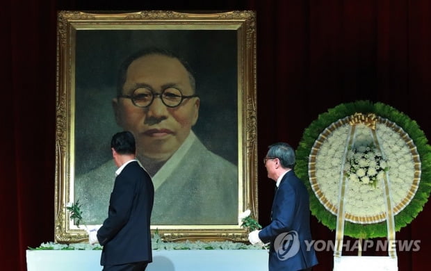 백범 김구 선생 72주기…코로나로 추모식 대신 묘소 참배 행사