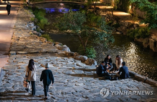 당국 "새 거리두기·예방접종 관계없이 마스크 꼭 써주세요"