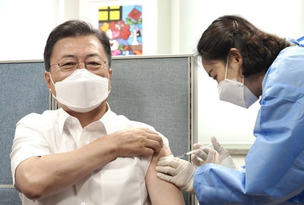 르완다 수준이던 한국 백신 접종률, 세계 평균 추월했다