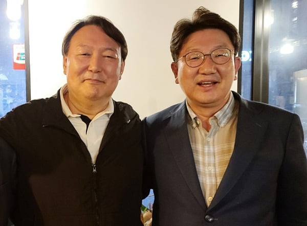 윤석열 전 검찰총장이 지난달 29일 강원도 강릉에서 권성동 국민의힘 의원을 만나 기념사진을 찍고 있다. 사진=뉴스1