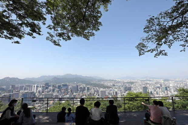 서울 남산공원에서 시민들이 파란하늘을 바라보고 있다.(사진=뉴스1)