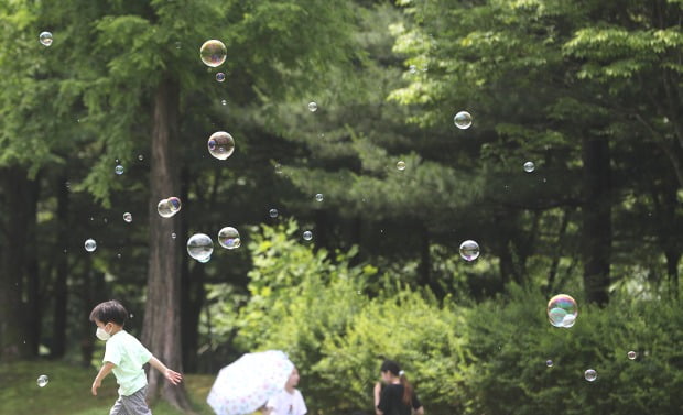 경기 성남시 율동공원에서 나들이 나온 시민들이 비누방울 놀이를 하고 있다.(사진=뉴스1)