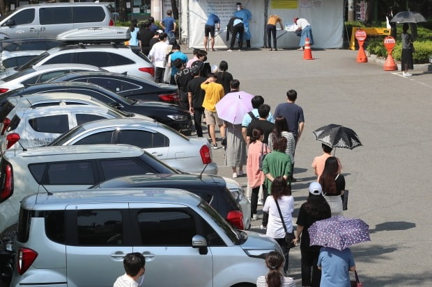 대구 달서구보건소 선별진료소 앞에서 시민들이 줄지어 신종 코로나바이러스 감염증(코로나19) 진단검사를 기다리고 있다. /사진=뉴스1