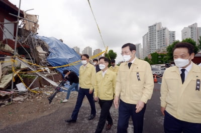 광주 철거 건물 붕괴현장 찾은 박범계 "사망자 부검 신중히 판단해야"