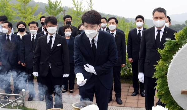 국민의힘 이준석 신임 대표가 14일 당 지도부와 함께 대전 유성구 국립대전현충원 천안함 46용사 묘역을 찾아 참배하고 있다. 사진=뉴스1