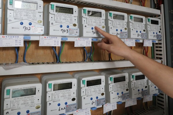 15일 서울의 한 다세대주택에서 입주민이 전기 계량기를 살펴보고 있다. 7월부터 월 전력 사용량이 200㎾h 이하인 일반가구의 전기요금이 기존 대비 2000원 오른다. 사진=뉴스1
