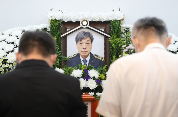 20일 오전 경기도 하남시 마루공원 장례식장에서 시민들과 동료 소방관들이 쿠팡 덕평물류센터 화재현장에서 순직한 경기 광주소방서 119구조대 김동식 구조대장을 추모하고 있다. . /사진=뉴스1