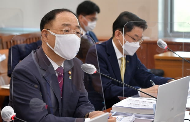 홍남기 경제부총리 겸 기획재정부 장관이 23일 국회에서 열린 기획재정위원회 전체회의에 출석, 의원 질의에 답변하고 있다./ 사진=뉴스1