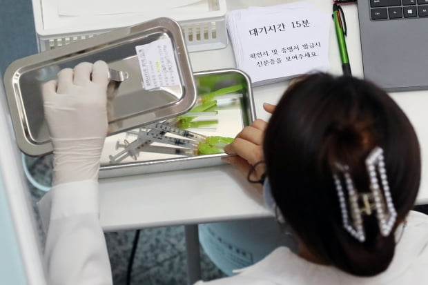 서울 은평구 신종 코로나바이러스 감염증(코로나19) 제1예방접종센터에서 의료진이 화이자 백신이 담긴 주사기를 정리하고 있다. /사진=뉴스1