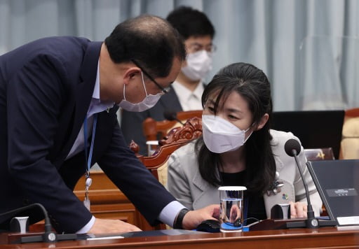 정부 인사와 검증을 각각 책임지고 있는 김외숙 인사수석(오른쪽)과 김진국 민정수석이 지난 6월 8일 오전 청와대에서 열린 국무회의에서 대화하고 있다. 연합뉴스