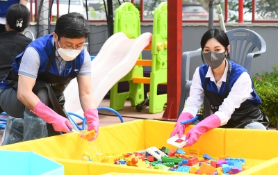 [포토] 안도걸 차관-김소연, '깨끗하게 장난감 씻기'