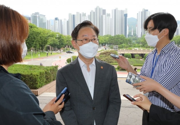 5일 법무부 과천청사로 출근하며 취재진의 질문에 답하는 박범계 법무부 장관. 뉴스1