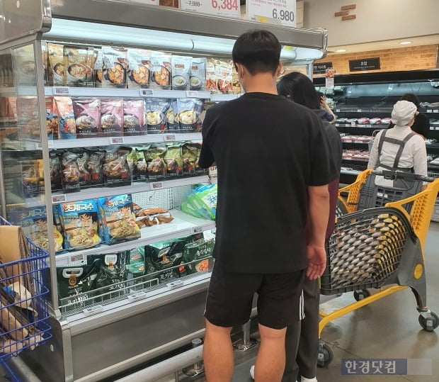 지난 4일 서울의 한 대형마트에서 소비자가 삼계탕 HMR 제품을 보고 있다. [사진=이미경 기자]