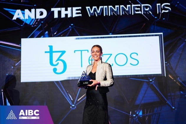 테조스 재단은 지난 11일 두바이애서 개최된 AIBC 서밋에서 2021년 베스트 소셜 임팩트 프로젝트 상을 수상했다. 코인원 제공