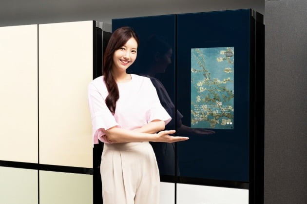 삼성전자 모델이 삼성디지털프라자 강남본점에서 패밀리허브 냉장고 전용 애플리케이션 '비스포크 아뜰리에(BESPOKE Atelier)'를 통해 빈센트 반 고흐의 작품 '꽃 피는 아몬드 나무'를 소개하고 있다. 삼성전자.