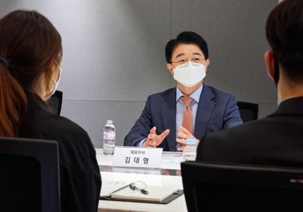 김대형 대표이사가 공채 1기 신입사원들과 대화를 나누고 있다.(사진=마스턴투자운용)