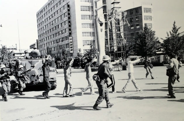 노먼 소프 당시 아시아 월스트리트저널 기자가 5.18민주화운동 당시던 1980년 5월 27일 광주 현장에서 촬영한 계엄군이 시민들을 연행해가는 사진./ 사진=연합뉴스