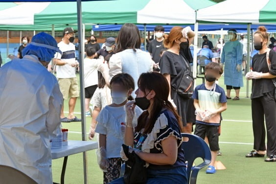 인천 인주초등학교 6학년 일부 반에서 코로나19 확진자 26명이 발생한 가운데 학생 및 학부모들이 6일 오후 인천시 미추홀구 인주초등학교에서 진단검사를 받고 있다. 방역당국은 학생과 학부모, 교직원 등 3000여 명을 전수조사 할 예정이다. 김영우 기자