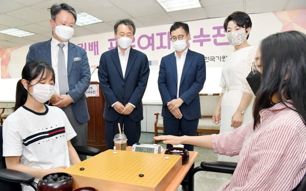 제26기 하림배 프로여자국수전 개막전이 6일 오후 서울 홍익동 한국기원에서 열렸다. (사진 뒷줄 왼쪽부터) 김수찬 한국경제신문 국장,  문경민 하림 커뮤니케이션실전무,양재호 한국기원 사무총장, 이광순 한국여성바둑연맹 회장이 대국을 보고 있다. / 김영우 기자