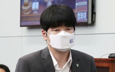 탁현민, '수산업자' 대통령 선물 의혹에 "억지주장은 선물 위조만큼 나쁜 짓"