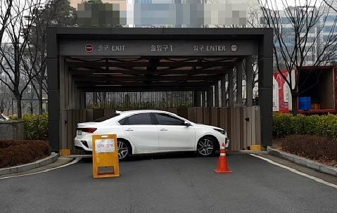 경기도 양주시의 한 아파트에서 주차 딱지 부착에 불만을 품은 입주민이 차량으로 주차장 입구를 막고 있는 모습. /사진=연합뉴스