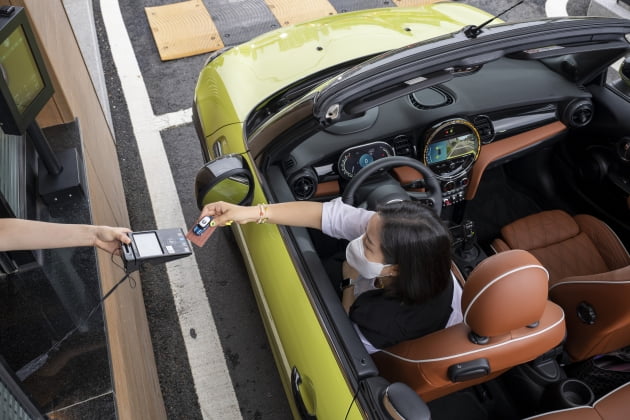 예쁜 외관에 숨겨진 파워…작은 스포츠카 'BMW 미니 쿠퍼'