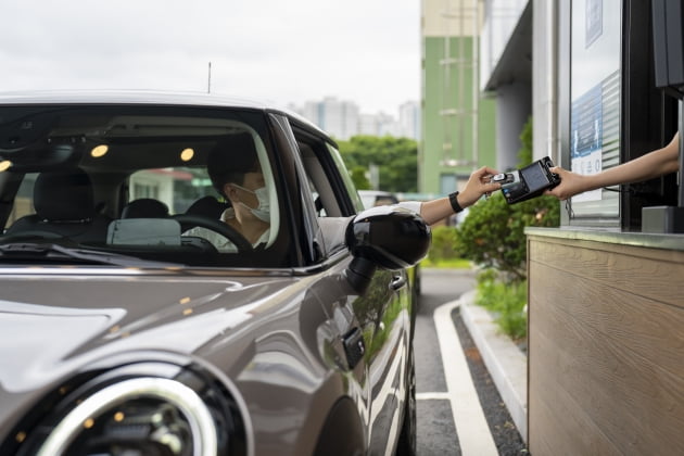 예쁜 외관에 숨겨진 파워…작은 스포츠카 'BMW 미니 쿠퍼'