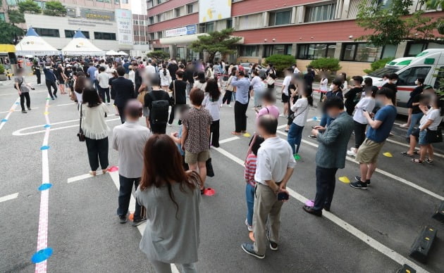 9일 오전 서울 강남구 보건소 선별진료소를 찾은 시민들이 신종 코로나바이러스 감염증(코로나19) 검사를 위해 차례를 기다리고 있다.  [사진=연합뉴스]