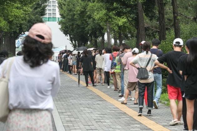 신종 코로나바이러스 감염증(코로나19) 신규 확진자가 1,275명으로 코로나19 사태 이후 최다를 기록하며 4차 대유행 위기에 놓인 8일 오전 서울 송파구 올림픽공원에 마련된 임시 선별진료소에서 시민들이 검사를 받기 위해 길게 줄을 서있다. 2021.7.8/뉴스1