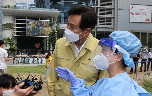 오세훈 서울시장이 9일 오전 서울 용산구 용산역 임시선별진료소를 방문해 관계자들과 대화하고 있다. 2021.7.9 [사진=연합뉴스]