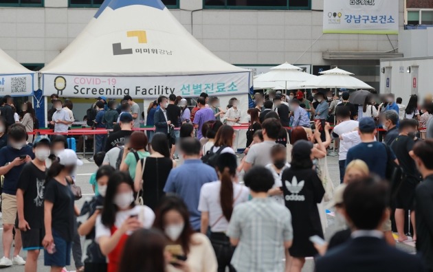 9일 오전 서울 강남구 보건소 선별진료소를 찾은 시민들이 신종 코로나바이러스 감염증(코로나19) 검사를 위해 차례를 기다리고 있다. 중앙방역대책본부는 이날 0시 기준으로 신규 확진자가 1천316명 늘어 코로나 사태 이후 가장 많은 수를 기록했다고 밝혔다. 2021.7.9 [사진=연합뉴스]