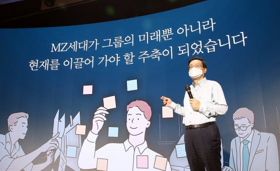 우리금융그룹은 지난 9일 서울 회현동 우리금융그룹 본사 비전홀에서 ‘2021년 하반기 그룹 경영전략 워크숍’을 비대면으로 개최했다. 손태승 우리금융그룹 회장(사진)은 MZ세대가 공감할 수 있는 새로운 기업문화를 함께 만들자고 당부했다.   우리금융 제공