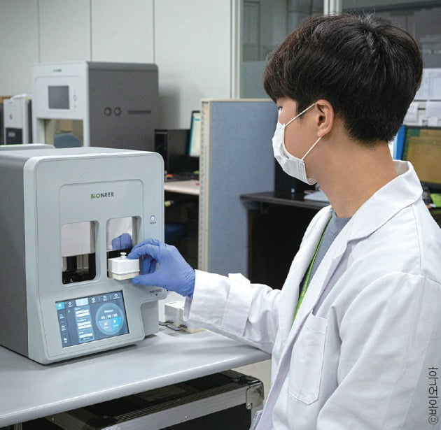 정수기 크기의 분자진단 장비. 바이오니아는 정수기 크기로 소형화한 분자진단 장비인 ‘IRON-qPCR’을 연내 출시할 계획이다.  / 사진=바이오니아 제공