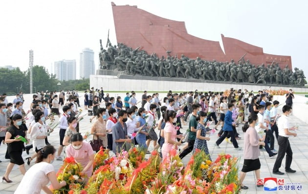 김일성 사망 27주기인 지난 8일 북한 근로자들, 인민군 장병, 학생들이 평양의 만수대에 있는 김일성·김정일 동상에 참배하고 있는 모습./ 조선중앙통신=뉴스1