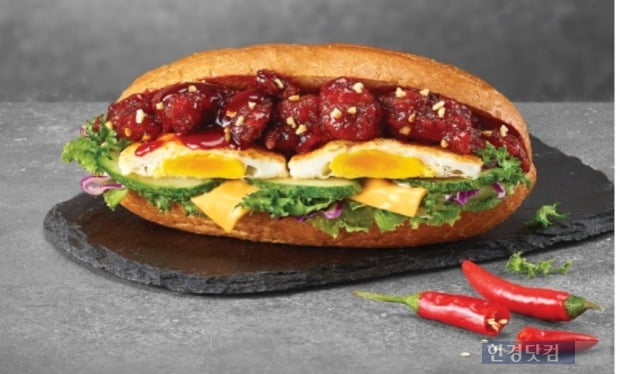 롯데GRS가 운영하는 엔제리너스는 이달 1일 삼양식품과 제휴해 '신(辛)상 불닭 반미'를 출시했다. [사진=롯데GRS 제공]