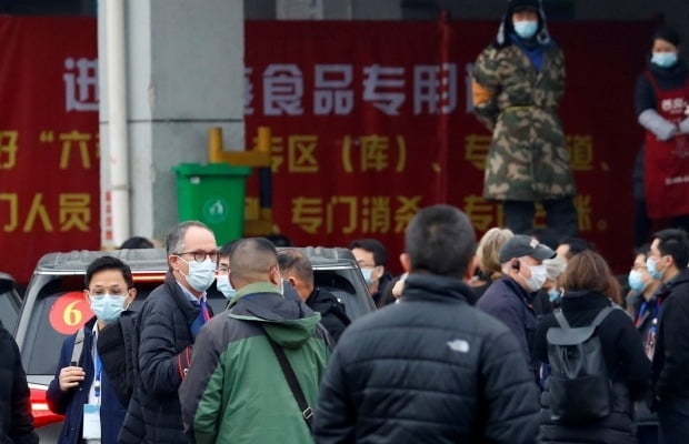 올해 초 중국 우한의 화난 수산시장을 방문한 WHO 조사팀/사진=REUTERS
